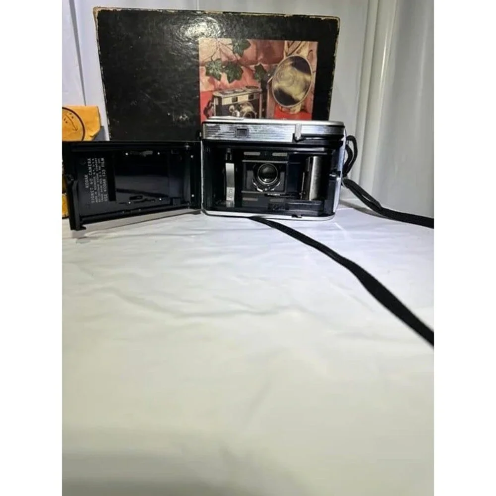 MINT Cond VINTAGE Kodak Signet 40 46mm Camera with Case & flash in Original